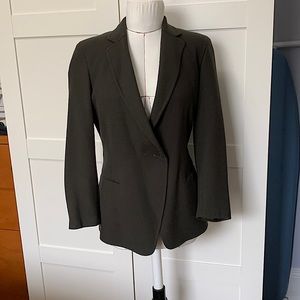 Donna Karan size 4 wool blazer. Beautiful tailoring w/ easy yet tailored fit.